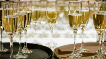 champagne die wordt weggegeven als cadeau aan personeel en zakenrelaties